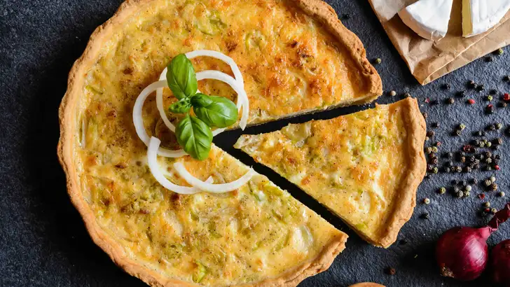 Hartige taart met uien en kaas
