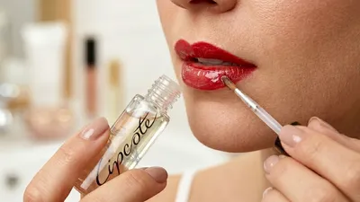 Vrouw gebruikt Lipcote als sealer om haar lippenstift goed te laten zitten.