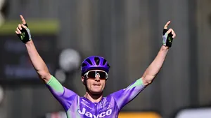 Mauro Schmid heeft de dertiende etappe van de Tour de France gewonnen. Team Jayco-AlUla zette zelfs UAE Team Emirates-XRG in de zak.