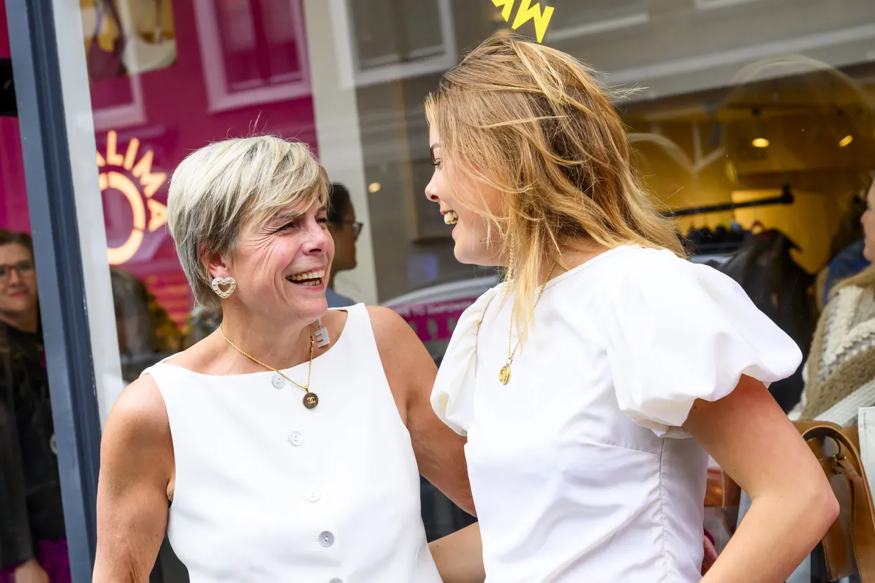 Prinses Laurentien viert 60e verjaardag. Foto van prinses Laurentien en gravin Eloise bij hun winkel My Lima Lima.
