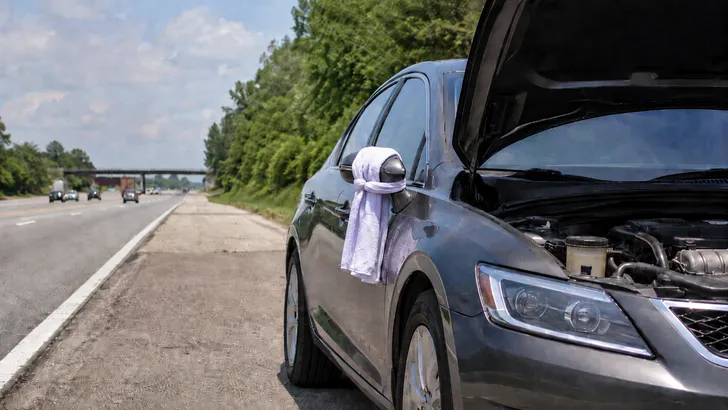 Zie je een witte handdoek aan een autospiegel? Rij dan niet zomaar door