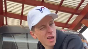 tadej pogacar knipoogt