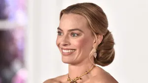 Margot Robbie brengt de ‘crimped waves’ terug op de chicste manier ooit