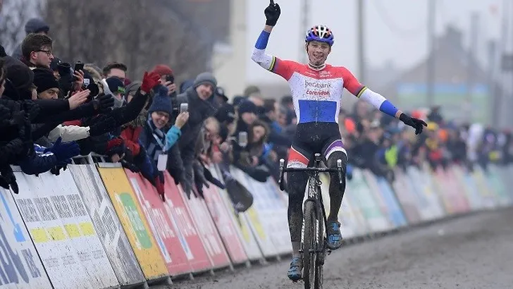 Soudal Classics Leuven: Van der Poel wint sprint van drie