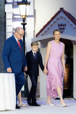 In zoet roze bij de jubileumviering van prins Albert.