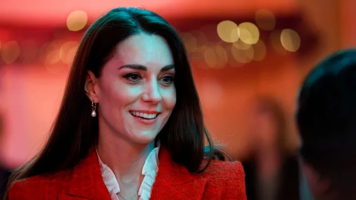 Kate's blazer kost maar zes tientjes!