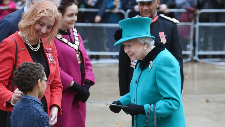 Hilarisch: bang jongetje kruipt weg voor Queen Elizabeth