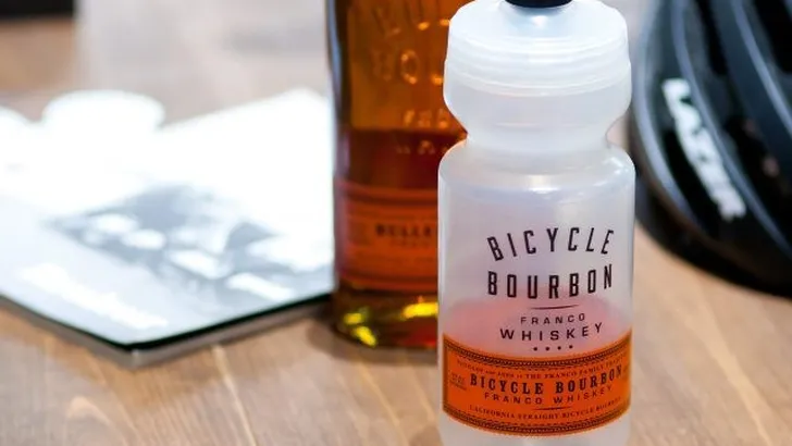 Nieuwe fietsproducten: luchtcontainer, Rapha-helm en whiskey-bidon