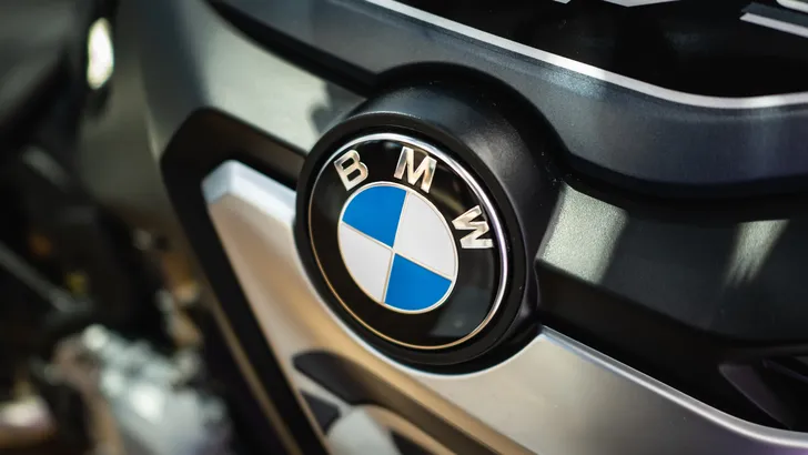 Bizar vonnis: man steelt zijn eigen gestolen BMW terug maar de rechter geeft de auto aan de heler
