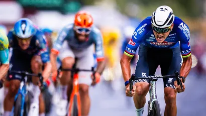 De sprint van Mathieu van der Poel in Parijs.