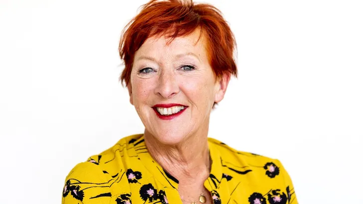 Loes Luca's pijnlijk eerlijk over haar moeder 
