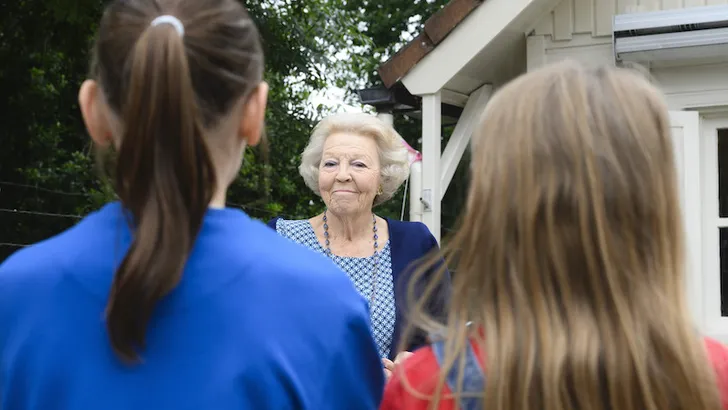 Beatrix voor het eerst weer op pad