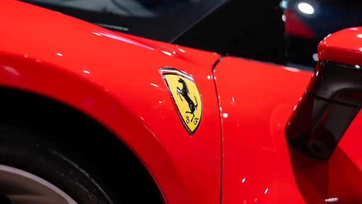 Herbouwde Ferrari 296 weigert te starten: YouTuber stuit op permanente digitale blokkade