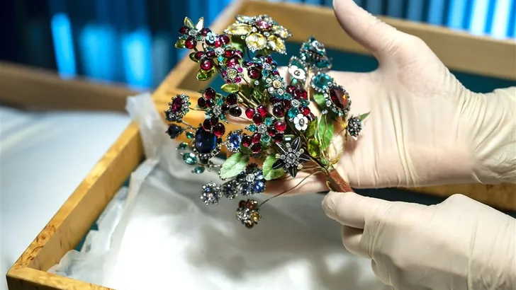Topstuk gearriveerd voor juwelen-expo in Hermitage 
