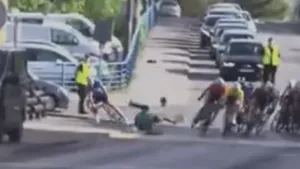 voetganger in botsing met wielrenner