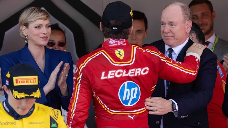 LA FAMILIA REAL DE MONACO ENTREGA EL TROFEO DEL GRAN PREMIO DE F1 AL PILOTO LOCAL, CHARLES LECLERC