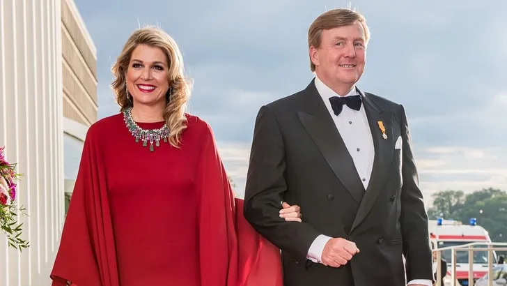 Máxima schittert weer in Valentino bij contrapresentatie