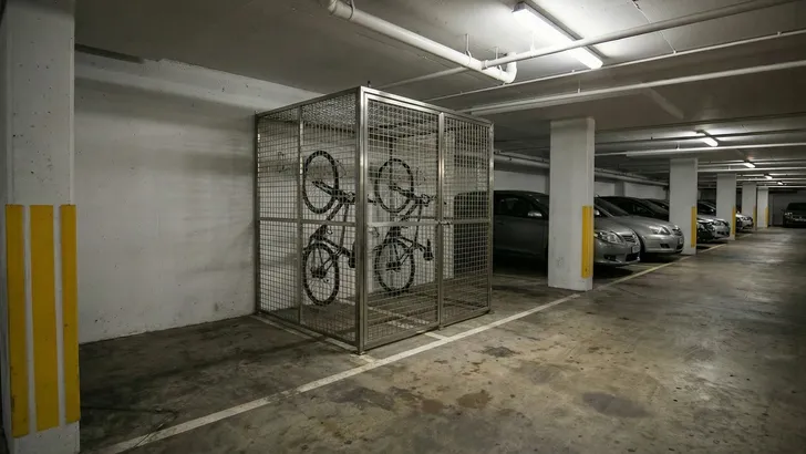 Rechter grijpt in bij burenruzie in garage: man moet illegaal fietsenrek direct slopen én schadevergoeding betalen