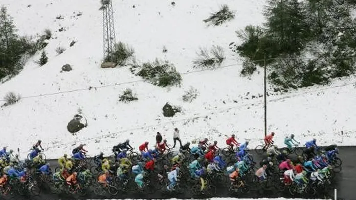Sneeuwval dreigt Rund um Köln te annuleren