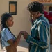 Scène uit de Netflix-serie Forever.