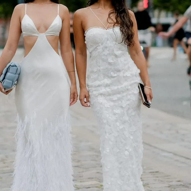 Twee vriendinnen in prachtige jurken tijdens fashion week.