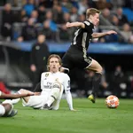 Frenkie de Jong snelt voorbij Modric en Vinícius Júnior tijdens Real-Ajax