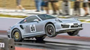 VIDEO: 1500 pk 911 Turbo trekt wheelie