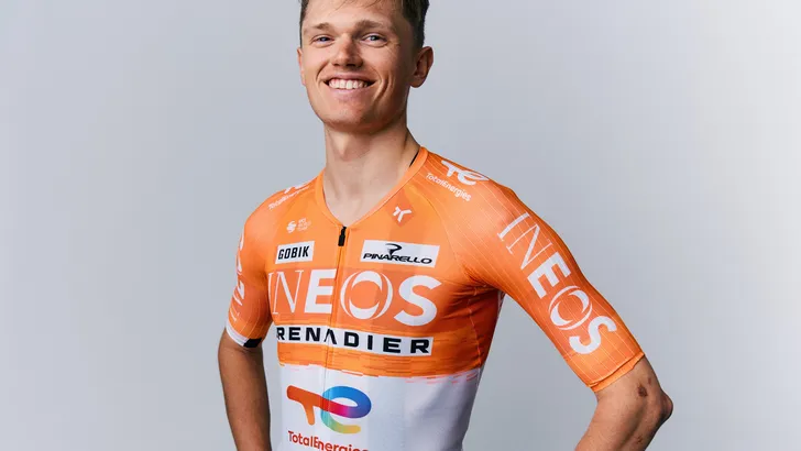 oscar onley in het shirt van ineos grenadiers, zijn nieuwe ploeg dat een recordbedrag neerlegde voor de transfer