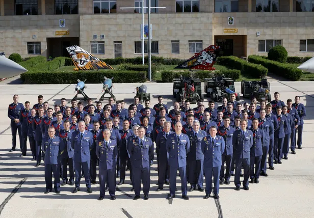 Groepsfoto van prinses Leonor met haar klasgenoten van de Spaanse militaire academie, mei 2026.