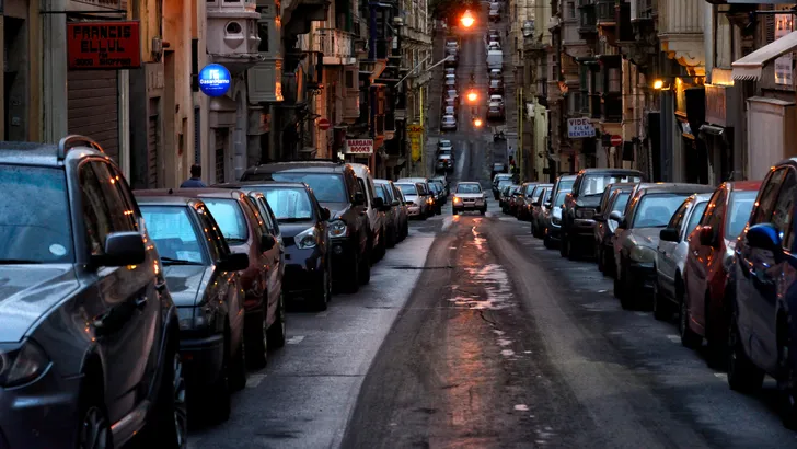 Rij geparkeerde auto's in de hoofdstad van Malta, Valetta.