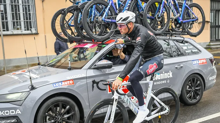 van der poel met roodhooft in ploegleiderswagen