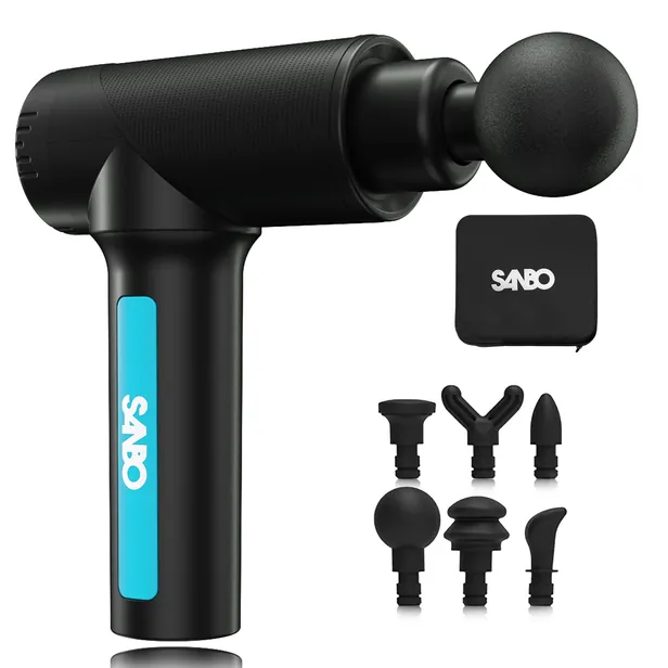 Productfoto met bijbehorende accessoires van de Sanbo Recovery Gun Pro massage gun.