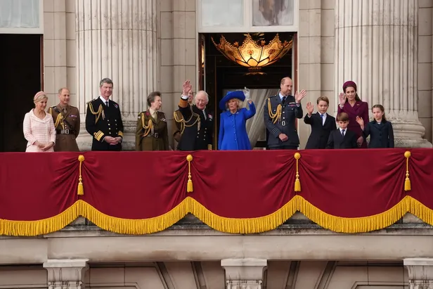 De royal family op het balkon van Buckingham Palace voor VE Day 2025.