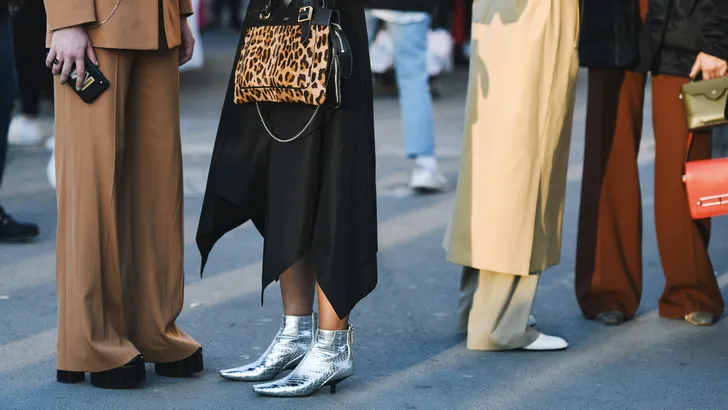 Op zoek naar de perfecte overgangsbroek voor de nazomer? Deze wide leg pantalon voor 14,99 euro lost je kledingstress voor de herfst direct op.