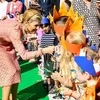 Koningin Máxima heeft schattig onderonsje met basisschoolleerlingen tijdens streekbezoek | Nouveau