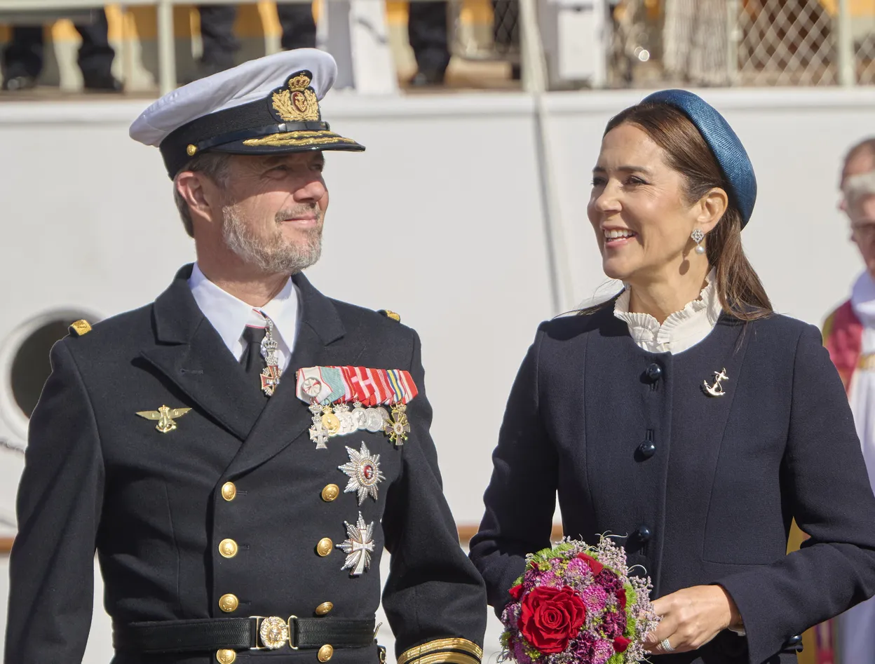 Koning Frederik en koningin Mary voor zij aan boord gingen van de Dannebrog, mei 2026.