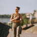 Een vrouw die buiten aan het hardlopen is - Action