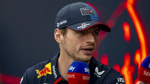 Max Verstappen met een microfoon van Sky Sports