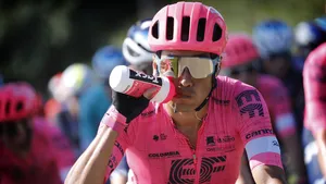 wielrenner is aan het drinken op de fiets