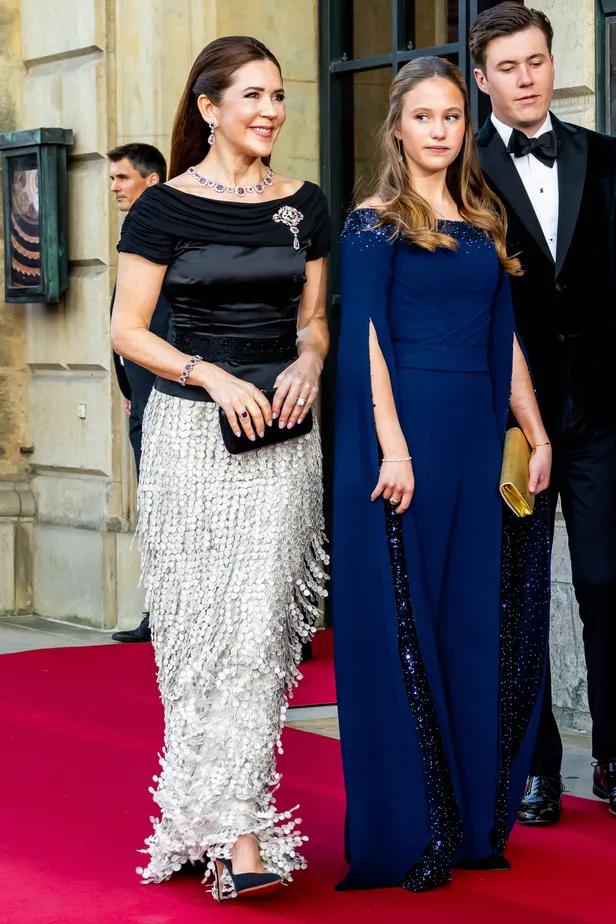 Koningin Mary en prinses Josephine bij de viering van prinses Isabella's 18e verjaardag.