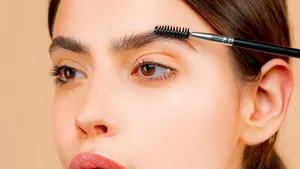 Vrouw doet wenkbrauwen.