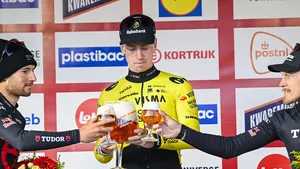 Matthew Brennan kijkt bedenkelijk naar zijn Kwaremont-bier op het podium van Kuurne-Brussel-Kuurne.