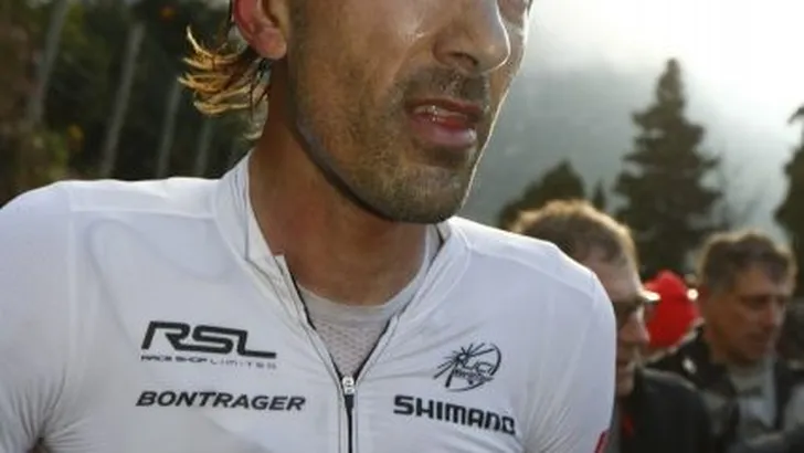Fabian Cancellara wint tijdrit, Martin leider na crash Sanchez