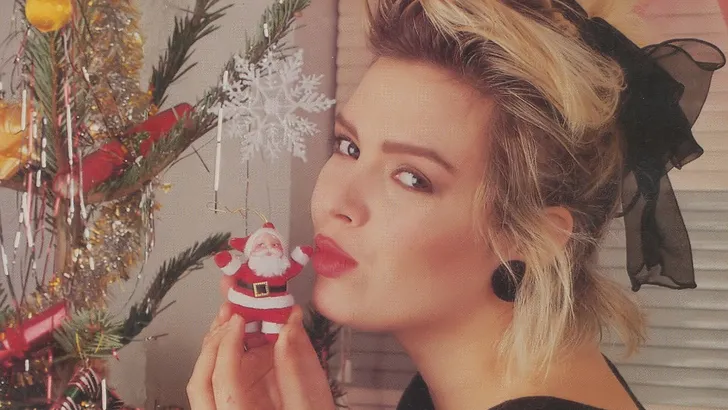 Kim Wilde zingt hit, na een érg uitbundig kerstfeestje