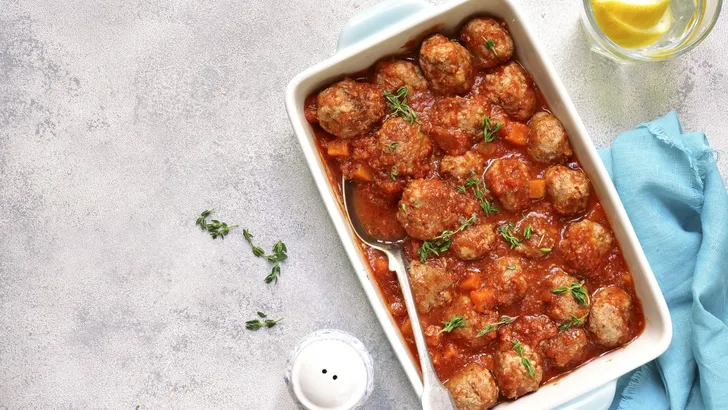 Recept: tartaar gehaktballetjes met rijst en spruitjes in tomatensaus