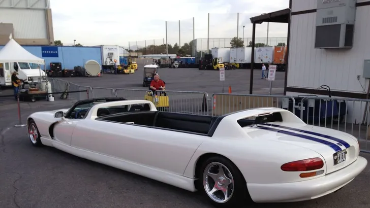 Bizarre Dodge Viper limo blijkt onverkoopbaar