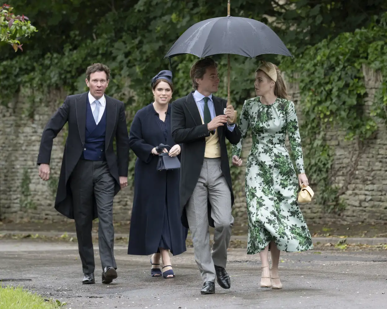 Royal uitvreters: prinses Beatrice en prinses Eugenie met hun echtgenoten bij de bruiloft van Peter Phillips en Harriet Sperling, 2026.