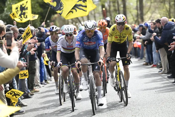 Mathieu van der Poel op kop van een elitegroep in de Ronde van Vlaanderen.