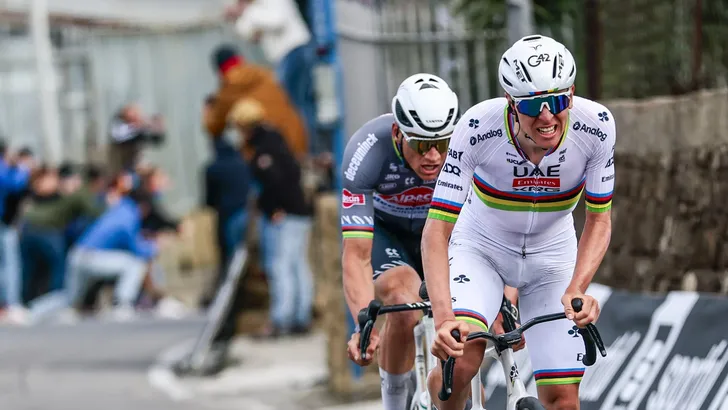 van der poel in het wiel van pogacar in milaan-sanremo 2025