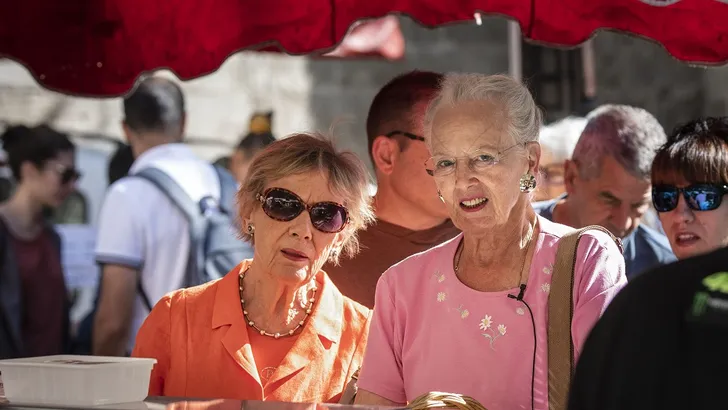 Koningin Margrethe gaat gezellig naar de markt